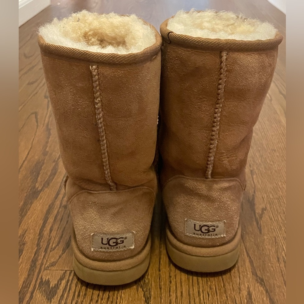 Authentic women’s classic UGG boot- chestnut color